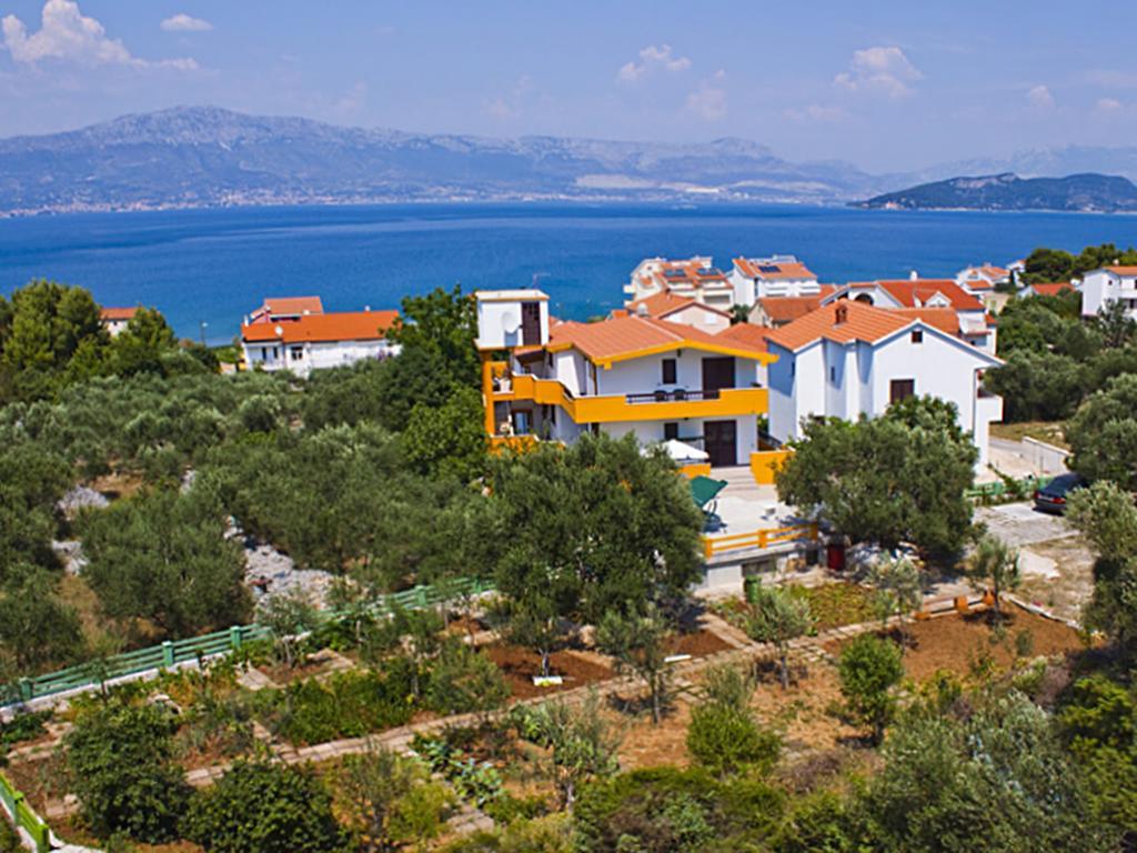 Apartments Villa Annika Slatine Exterior photo