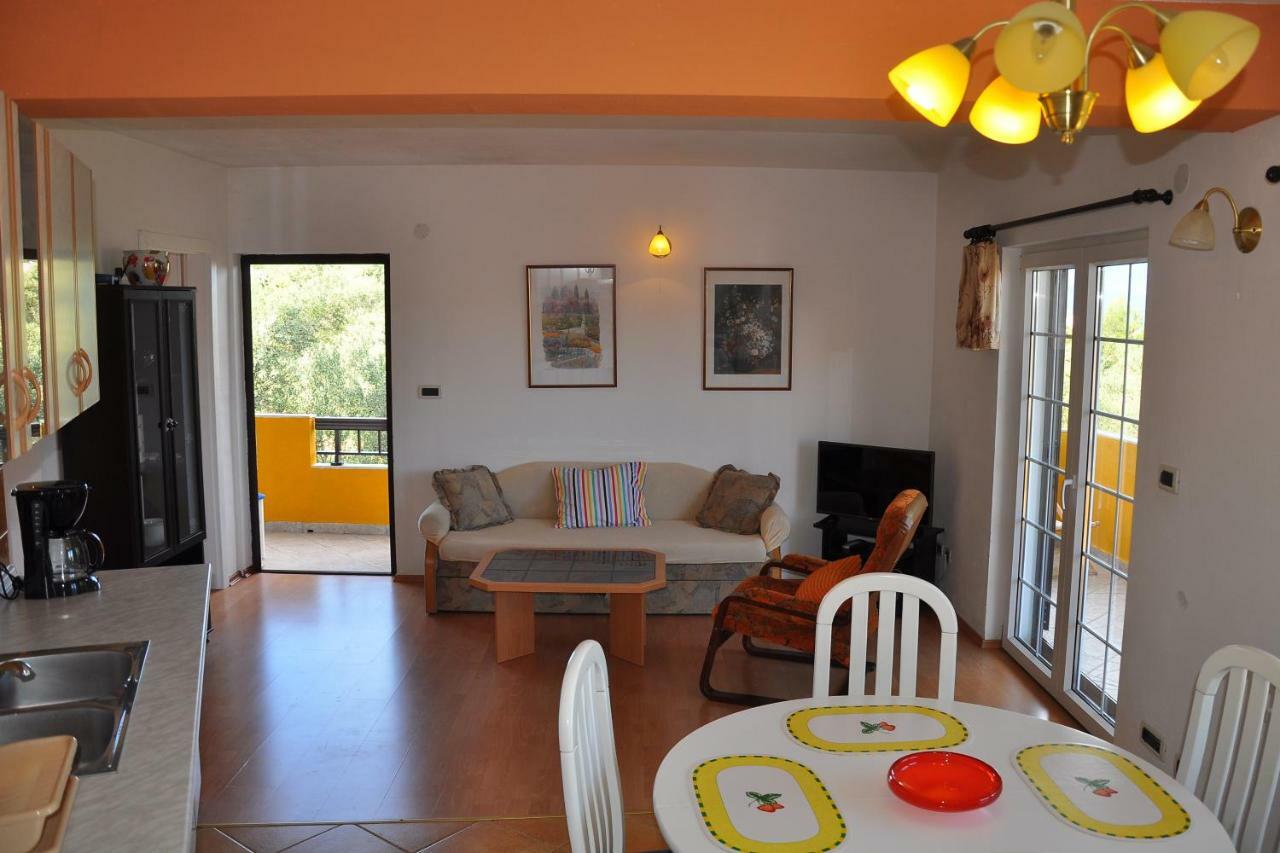 Apartments Villa Annika Slatine Exterior photo