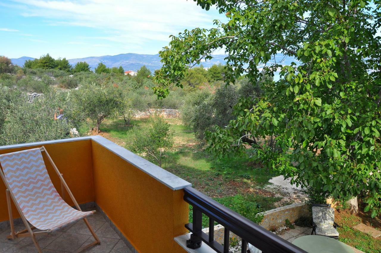 Apartments Villa Annika Slatine Exterior photo
